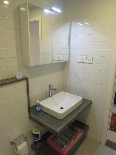 Lovely 2 Bdr Serviced Apartment With Pool, Gym....
