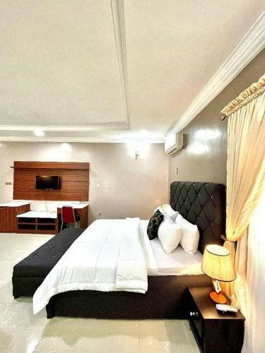 Allover Apartments And Suites Apo