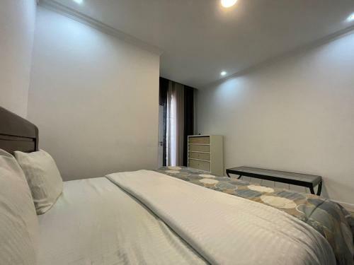 Exquisite 3 Bedroom Apartment With Swimming Pool/gym