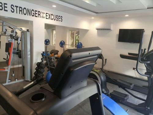 Sunny Green Service Apartment With Pool And Gym