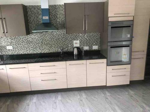 Apartamento 3-bedroom Home Located In A Complex With A Pool.