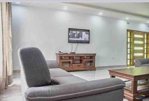 Apartamento 3-bedroom Home Located In A Complex With A Pool.