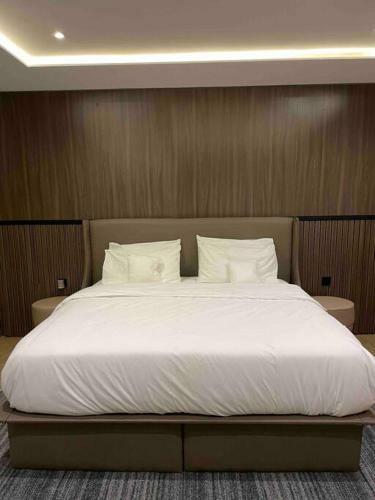 Upscale 3 Bedroom High-rise Apartment In V/island