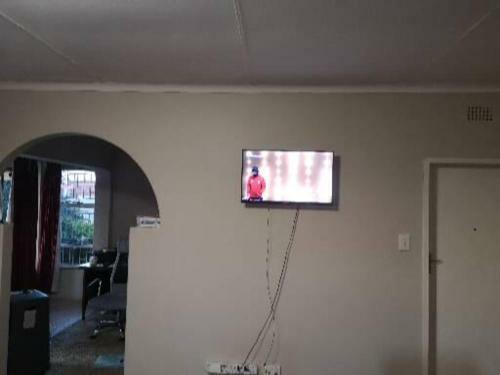 Cheerful En-suite Studio Near Or Tambo