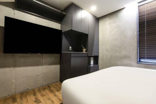 Jongro Makers X Pretty Hotel