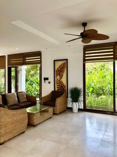 Charming 4 Bedrooms Villas With Few Step To Beach