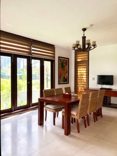 Charming 4 Bedrooms Villas With Few Step To Beach