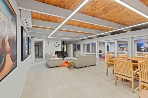 Hilltop Retreat - Seaview - Sauna - Spa - Pool