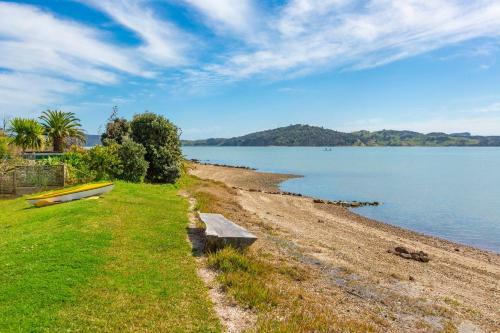 Point Of Difference - Waterfront Raglan Holiday Home