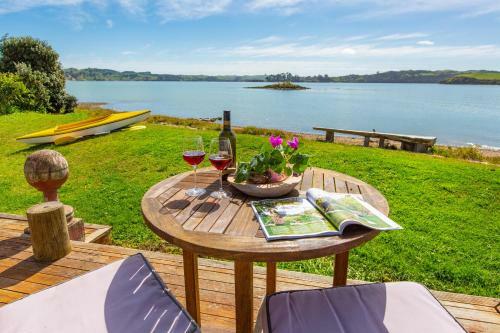 Point Of Difference - Waterfront Raglan Holiday Home
