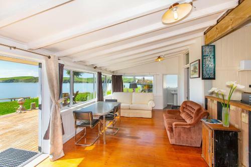 Point Of Difference - Waterfront Raglan Holiday Home