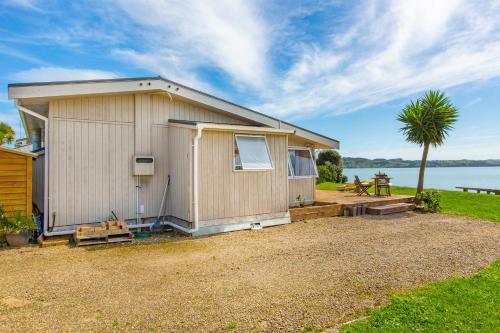 Point Of Difference - Waterfront Raglan Holiday Home