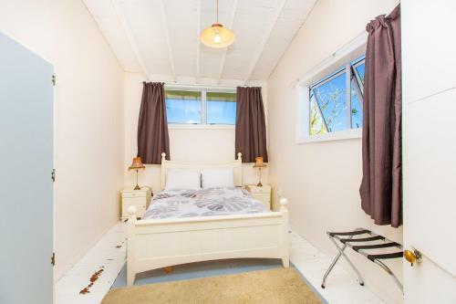 Point Of Difference - Waterfront Raglan Holiday Home
