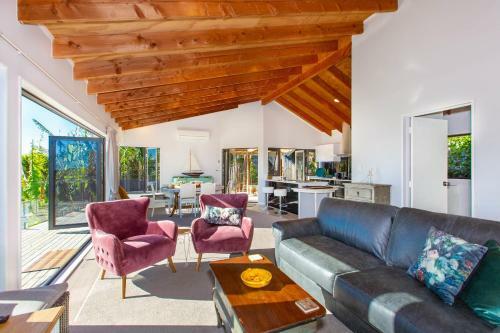 Sunshine Lookout - Raglan Holiday Home