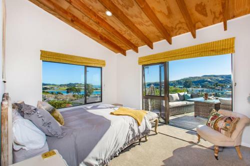 Sunshine Lookout - Raglan Holiday Home