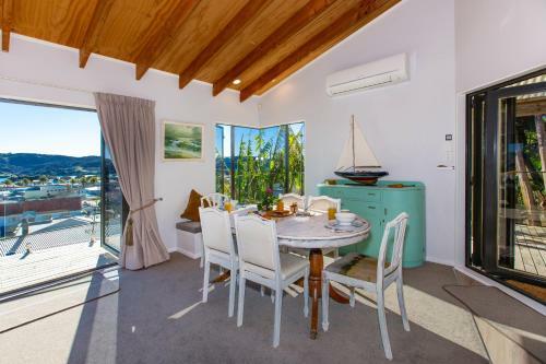 Sunshine Lookout - Raglan Holiday Home
