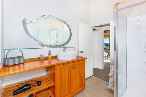 Sunshine Lookout - Raglan Holiday Home