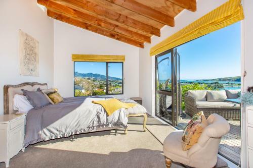 Sunshine Lookout - Raglan Holiday Home