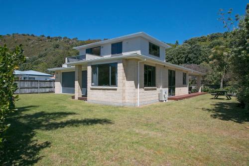 The Bowentown Bach - Waihi Beach Holiday Home