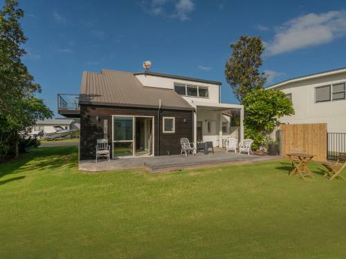 By The Beach - Whangamata Holiday Home