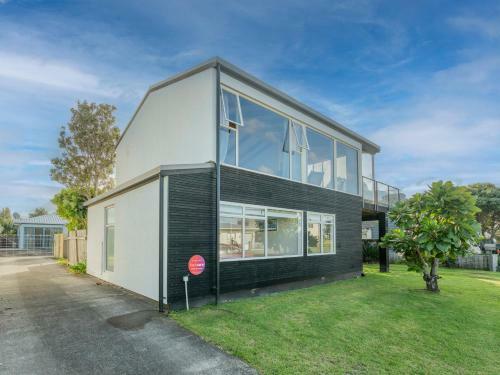 By The Beach - Whangamata Holiday Home