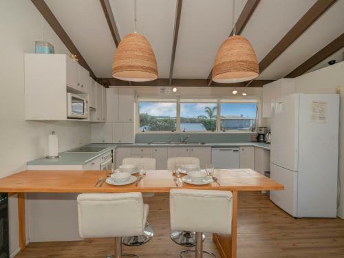 By The Beach - Whangamata Holiday Home