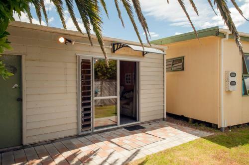 Surf Beach Views - Whangamata Holiday Home