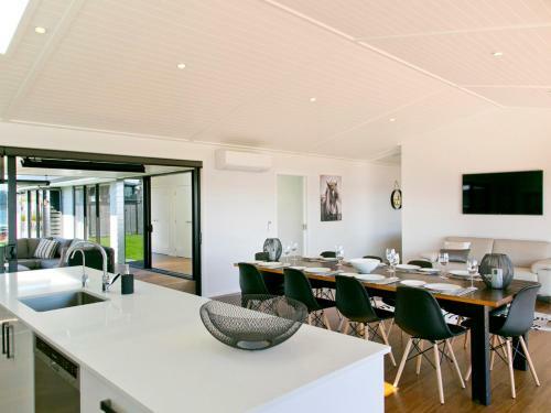 Lakeside Estate - Rainbow Point Holiday Home