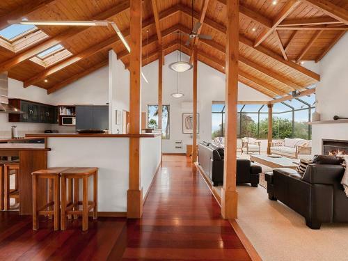 Awanui Lodge - Whakamoenga Point Holiday Home