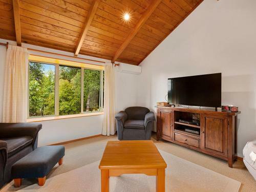 Awanui Lodge - Whakamoenga Point Holiday Home