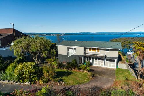 Wander To Wakeman - Acacia Bay Downstairs Holiday Unit