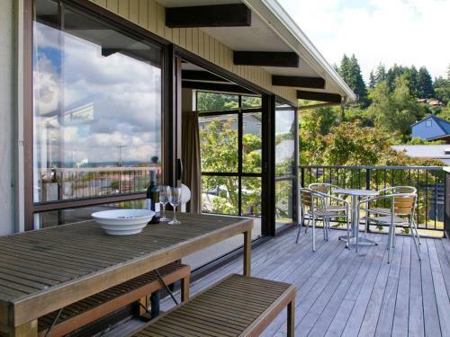 Acacia View At No 3 - Acacia Bay Holiday Home
