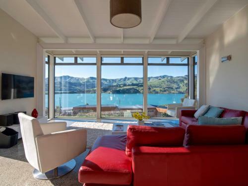Kotare Point Paradise - Akaroa Holiday Home