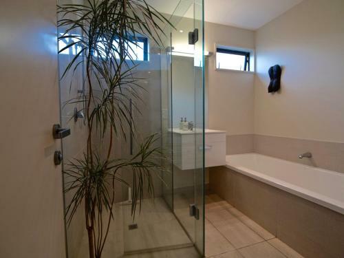 Kotare Point Paradise - Akaroa Holiday Home