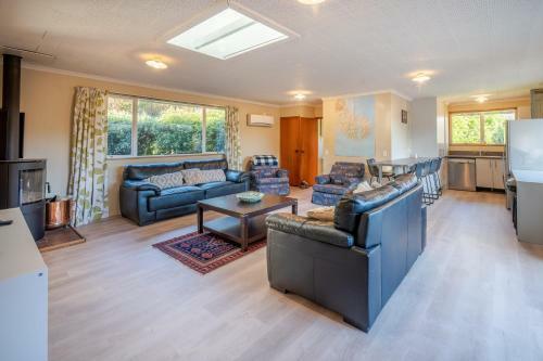Woodills Wonderland - Akaroa Holiday Home