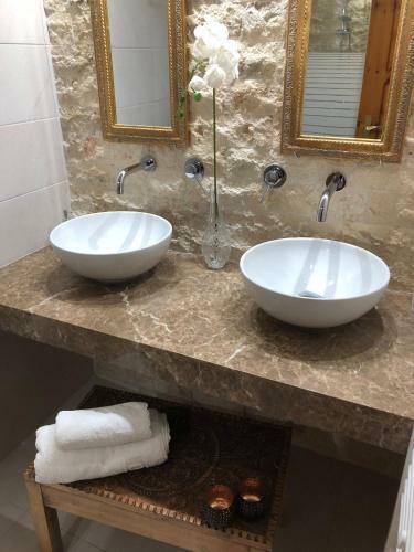 Hostal ?enonas Kourites