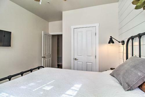 Apartamento Rustic-chic Overgaard Condo With Fishing Pond!