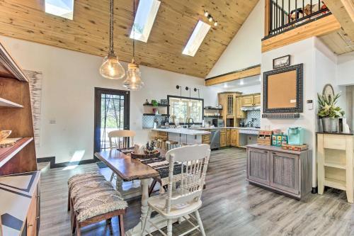 Evolve Spacious Bohemian Cabin 9 Miles To Lake!