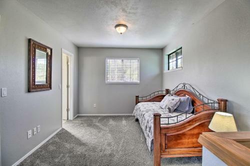 Modern Show Low Retreat With Deck And Mtn Views!
