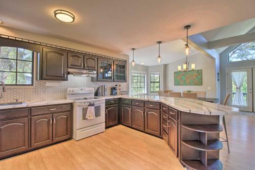 Modern Show Low Retreat With Deck And Mtn Views!