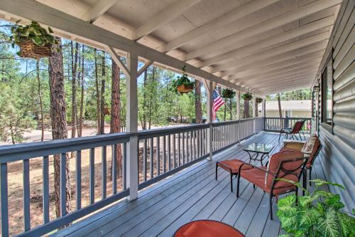 Quaint Show Low Cabin With 2 Decks And Gas Grill!