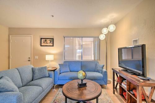 Apartamento Surprise Condo With Patio, 3 Mi To Downtown!