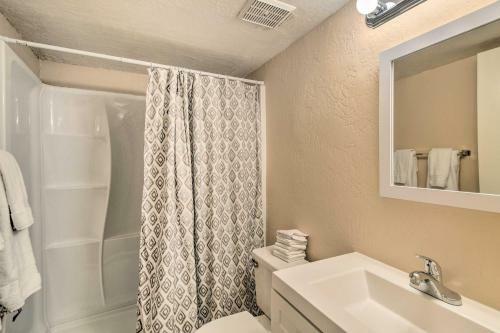 Apartamento Surprise Condo With Patio, 3 Mi To Downtown!
