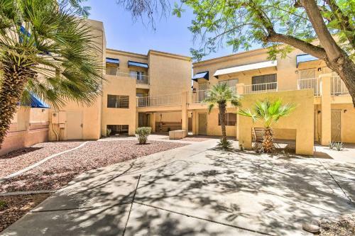 Apartamento Surprise Condo With Patio, 3 Mi To Downtown!