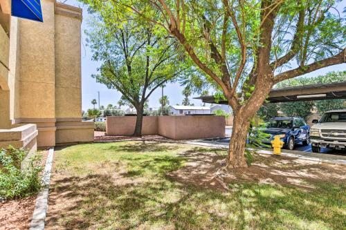 Apartamento Surprise Condo With Patio, 3 Mi To Downtown!