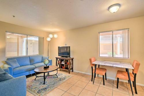 Apartamento Surprise Condo With Patio, 3 Mi To Downtown!