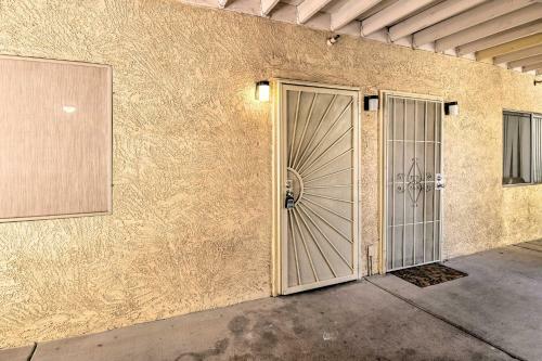 Apartamento Surprise Condo With Patio, 3 Mi To Downtown!