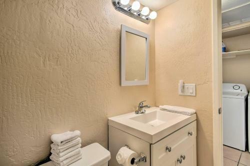 Apartamento Surprise Condo With Patio, 3 Mi To Downtown!