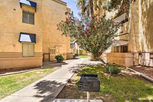 Apartamento Surprise Condo With Patio, 3 Mi To Downtown!