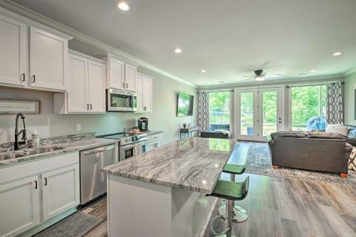 Waterfront Lake Hamilton Home Dock And Grill!